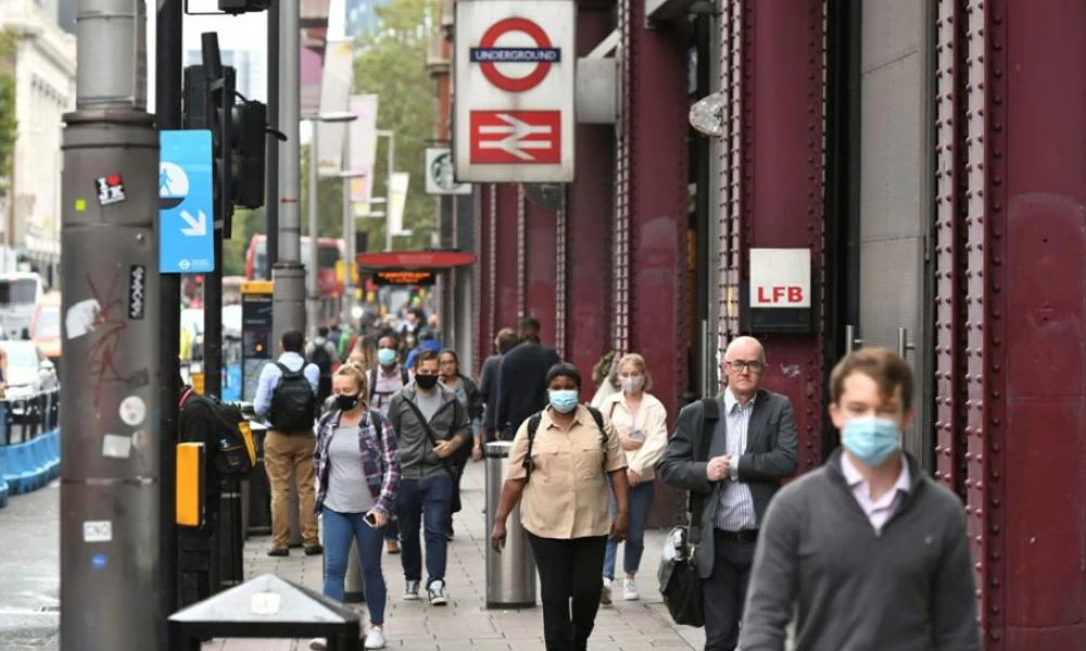 Βρετανία: Πιθανόν να μην φορούν μάσκες το καλοκαίρι